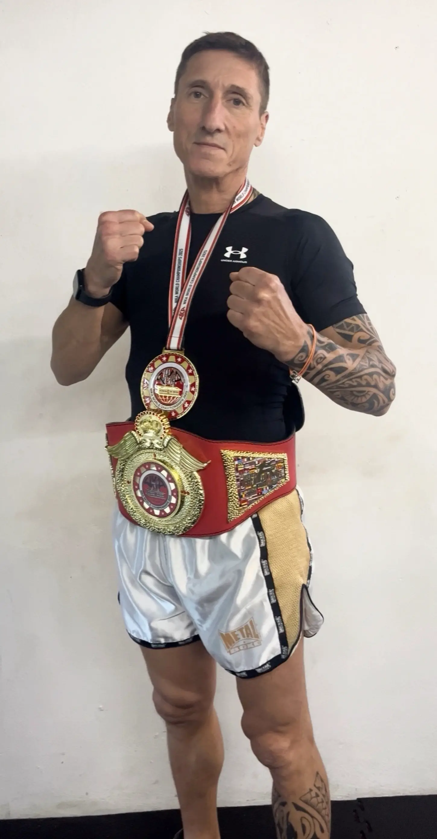 Photot de Yannick Delporte avec sa ceinture de Champion du Monde de Kick-Boxing